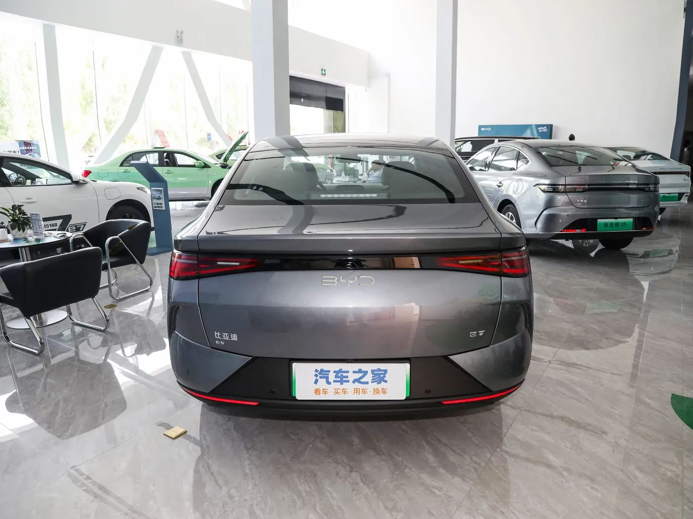 Mẫu xe mới BYD E7 EV 150km / h Tốc độ tối đa 136HP 180Nm Mô-men xoắn Xe điện 5 chỗ