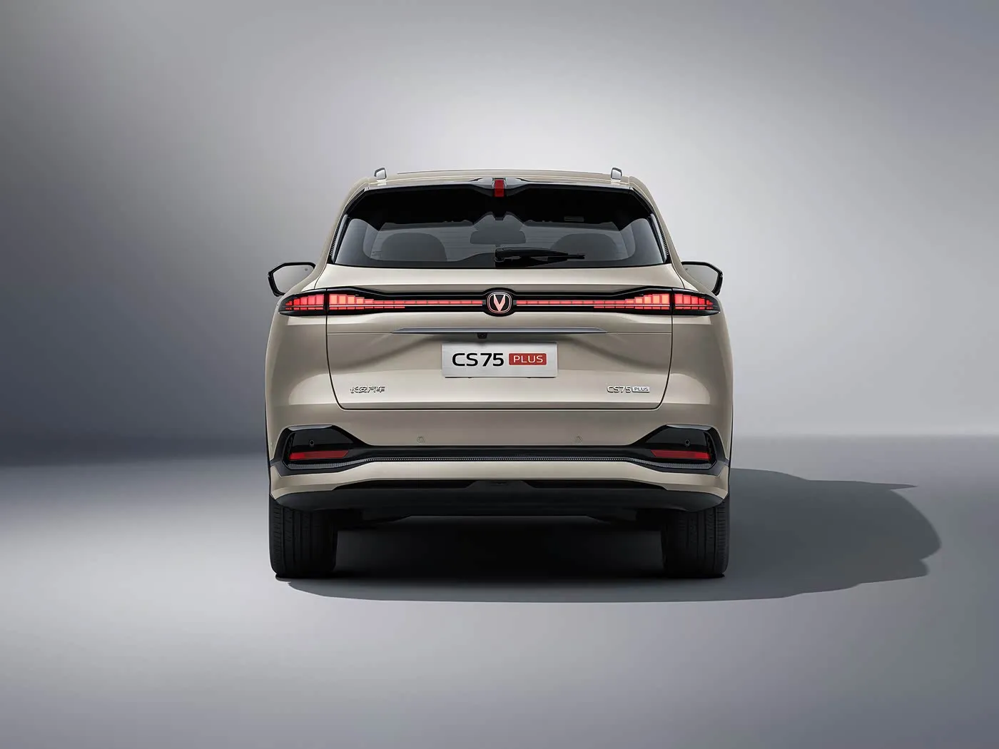 Changan CS75 PLUS 1.5T/2.0T SUV nhỏ gọn có hỗ trợ L2.5, màn hình cảm ứng 15,6" & chiều dài cơ sở dài