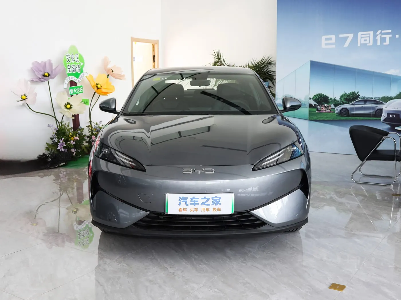 Mẫu xe mới BYD E7 EV 150km / h Tốc độ tối đa 136HP 180Nm Mô-men xoắn Xe điện 5 chỗ