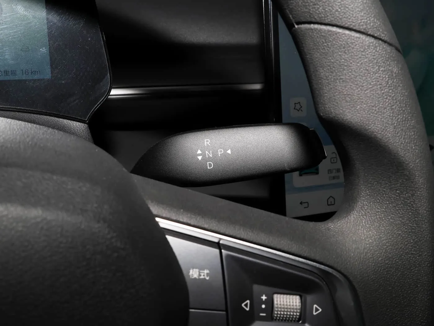 Mẫu xe mới BYD E7 EV 150km / h Tốc độ tối đa 136HP 180Nm Mô-men xoắn Xe điện 5 chỗ