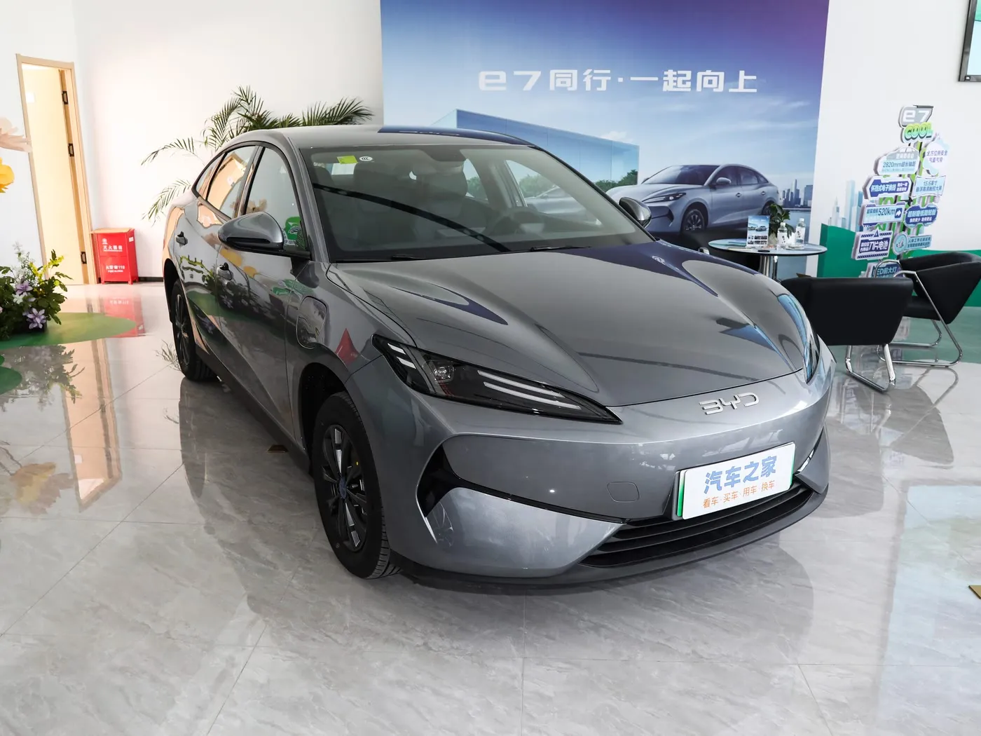 Mẫu xe mới BYD E7 EV 150km / h Tốc độ tối đa 136HP 180Nm Mô-men xoắn Xe điện 5 chỗ