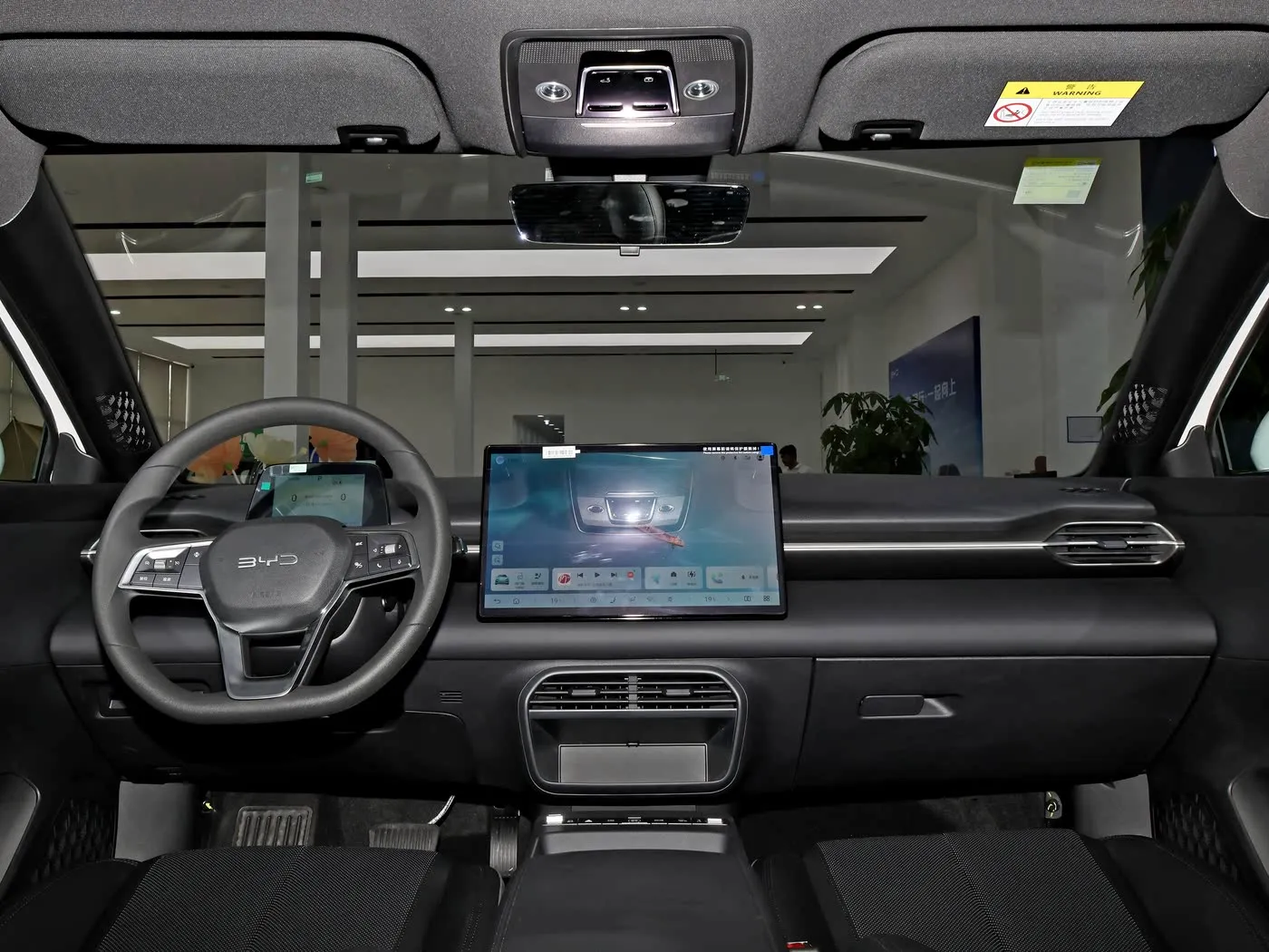 Mẫu xe mới BYD E7 EV 150km / h Tốc độ tối đa 136HP 180Nm Mô-men xoắn Xe điện 5 chỗ