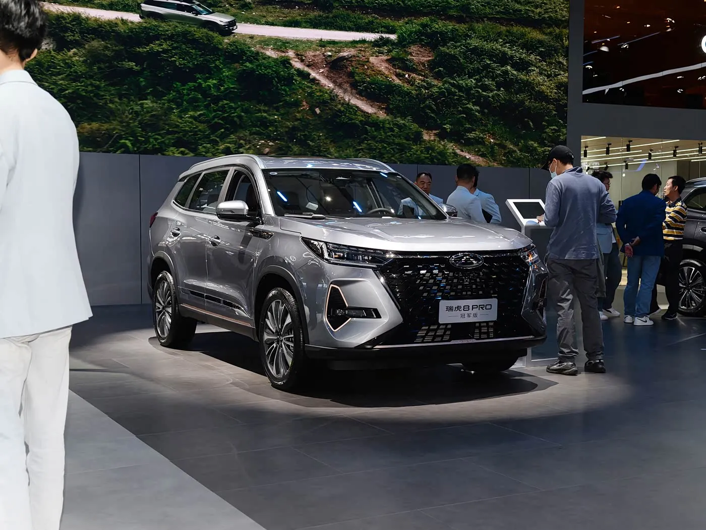 Chery Tiggo 8 Pro Xe SUV Gia Đình Cao Cấp Hộp Số Tự Động Camera Sau R18 Trái Xăng Ghế Da Đen Euro VI Khí Thải AWD