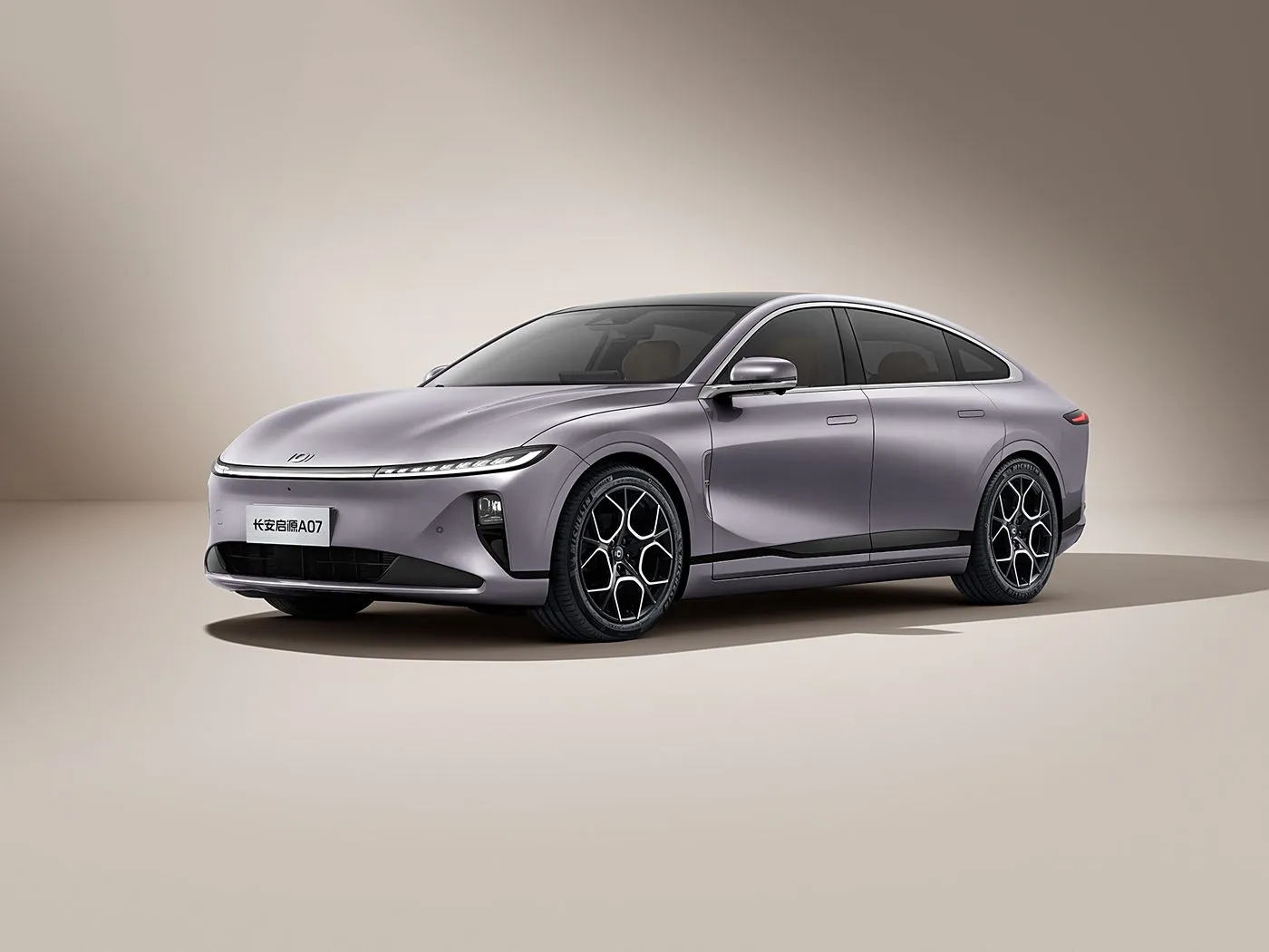 Changan Qiyuan A07 Hybrid EV Sedan Xe năng lượng mới từ Trung Quốc Phạm vi 1200km Hộp số tự động 5 chỗ Tốc độ 175Km / h Kích thước lốp R19