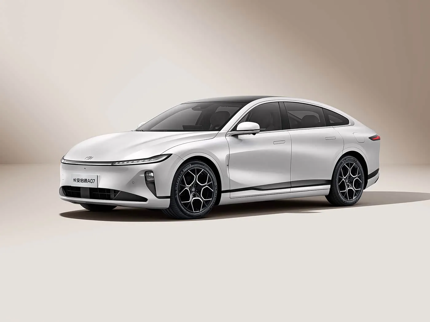Changan Qiyuan A07 Hybrid EV Sedan Xe năng lượng mới từ Trung Quốc Phạm vi 1200km Hộp số tự động 5 chỗ Tốc độ 175Km / h Kích thước lốp R19