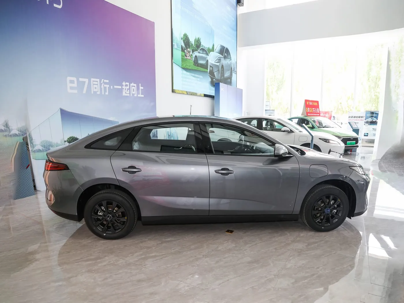 Mẫu xe mới BYD E7 EV 150km / h Tốc độ tối đa 136HP 180Nm Mô-men xoắn Xe điện 5 chỗ