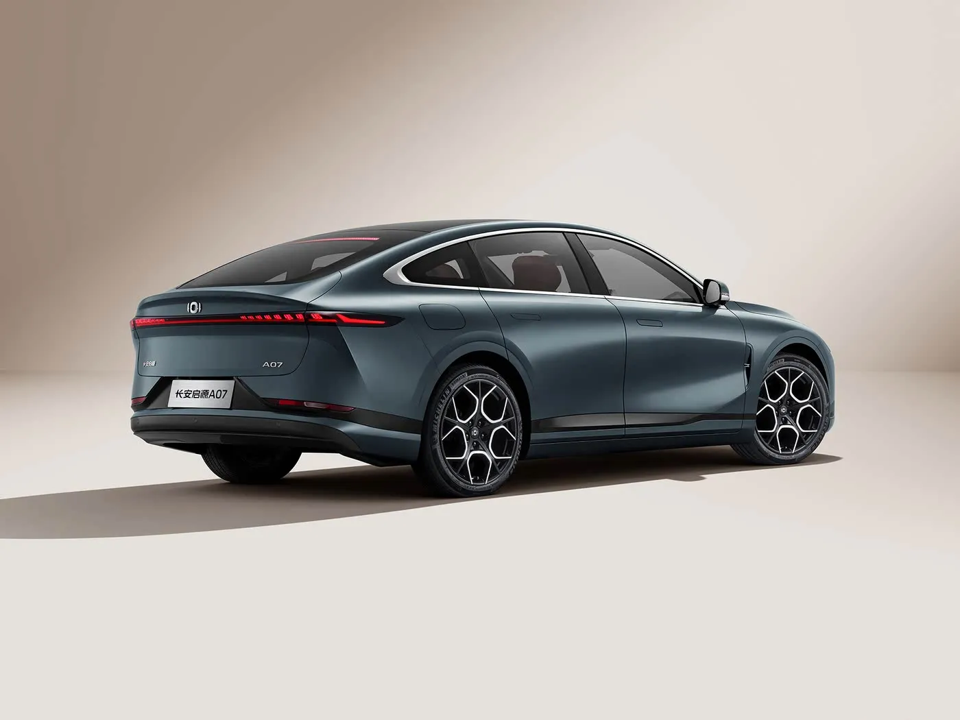 Changan Qiyuan A07 Hybrid EV Sedan Xe năng lượng mới từ Trung Quốc Phạm vi 1200km Hộp số tự động 5 chỗ Tốc độ 175Km / h Kích thước lốp R19