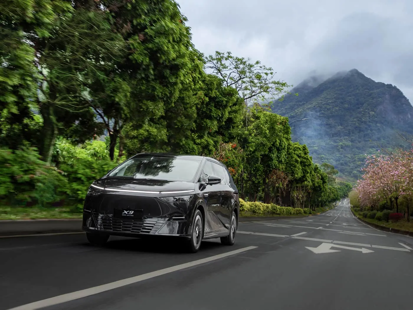 Xpeng X9 MPV tầm xa SUV Tay lái trái chạy điện thuần túy Giá cạnh tranh Xe năng lượng mới