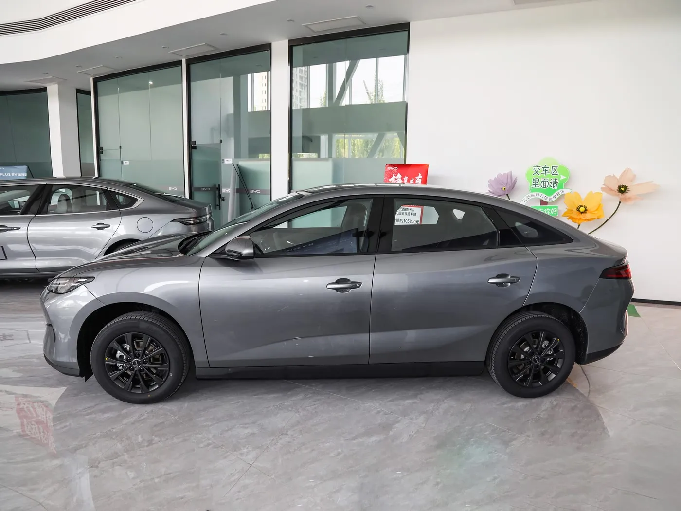 Mẫu xe mới BYD E7 EV 150km / h Tốc độ tối đa 136HP 180Nm Mô-men xoắn Xe điện 5 chỗ
