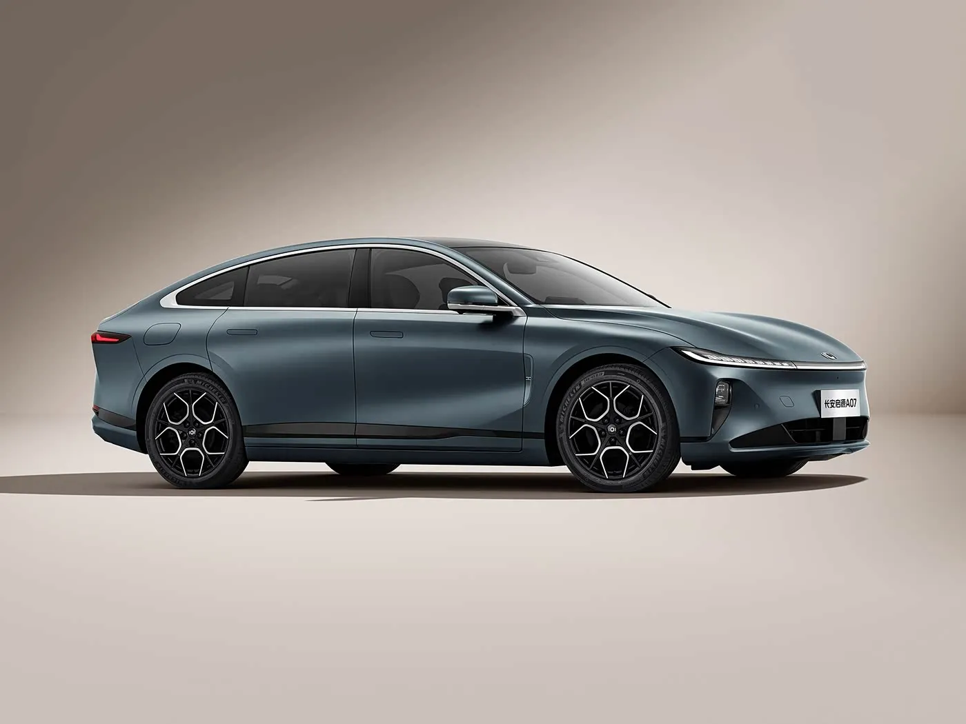 Changan Qiyuan A07 Hybrid EV Sedan Xe năng lượng mới từ Trung Quốc Phạm vi 1200km Hộp số tự động 5 chỗ Tốc độ 175Km / h Kích thước lốp R19