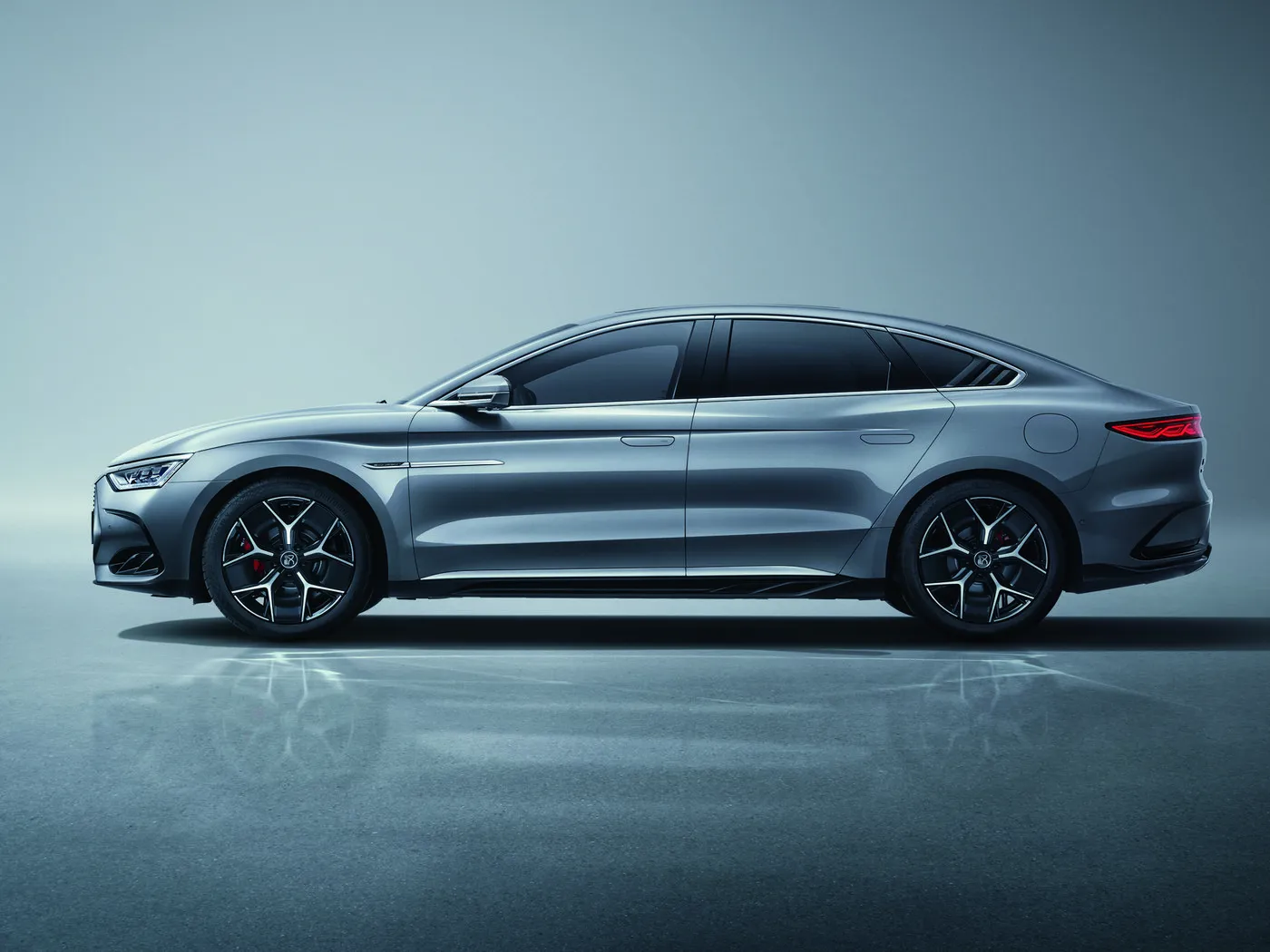 Xe sedan sang trọng chạy điện BYD Han EV/DM-i với công suất động cơ kép & công nghệ tiên tiến NĂNG LƯỢNG MỚI